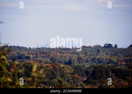 Die Herbstfarben fallen an einem hellen Tag Anfang Oktober deutlich auf, mit Blick über den Norden von Surrey in Richtung London in der Ferne Stockfoto