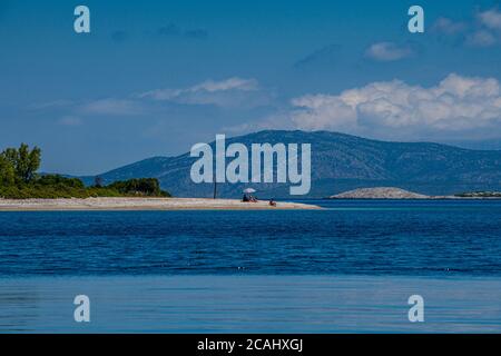 Sommeransicht des berühmten Agios Dimitrios (Saint Demetrios) Strand in Alonnisos Insel, Sporaden, Griechenland Stockfoto