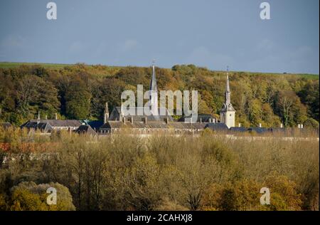 La Chartreuse de Neuville hebt sich von Herbstfarben in Dieses Foto wurde an einem bewölkten Oktobertag in Frankreich aufgenommen Stockfoto