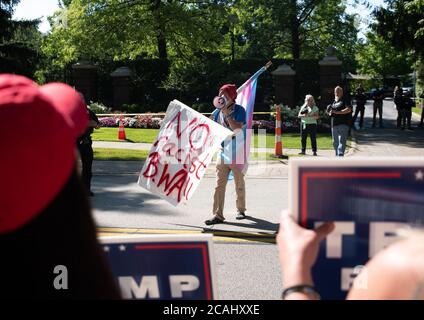 BRATENAHL, USA. August 2020. Ein Präsident Trump Protestor geht in der Straße vor TrumpÕs der Ankunft in BratenAHL, Ohio für eine Spendenaktion am 6. August 2020. Quelle: SIPA USA/Alamy Live News Stockfoto