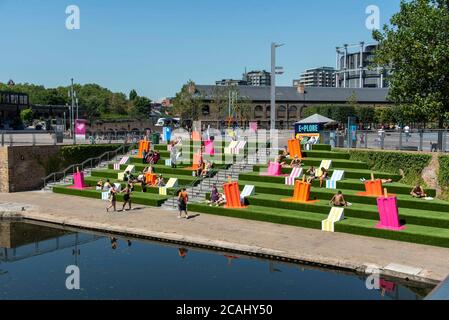 London, Großbritannien. August 2020. Die Menschen sahen die Sonne in Coal Drops Yard neben einem riesigen Eis Lolly genießen, wie die Temperaturen steigen zu, was könnte einer der heißesten Tage auf Rekord in London sein. Kredit: SOPA Images Limited/Alamy Live Nachrichten Stockfoto