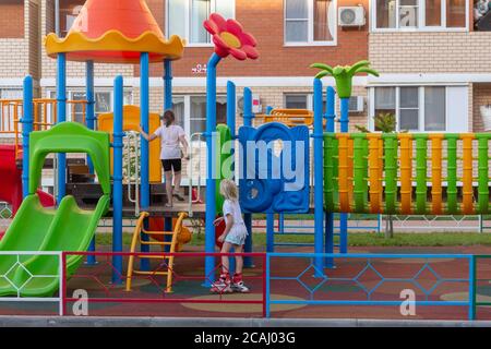 Zwei kleine Mädchen spielen auf einem Spielplatz Stockfoto