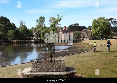 Zwei Radfahrer fahren entlang Beaulieu River, New Forest, Beaulieu, Hampshire, England, Großbritannien, August 2020 Stockfoto