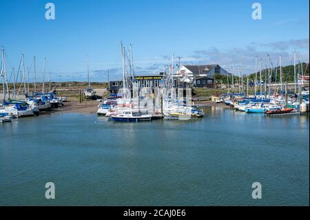 Blick auf den Arun Yacht Club am Fluss Arun mit Booten und Yachten, die in der Marina festgemacht sind. Stockfoto