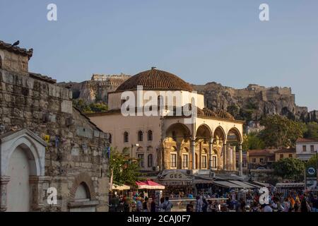 ATHEN, GRIECHENLAND - AUGUST 12 2016:Monastiraki Platz in Athen, mit Tzistarakis Moschee und Menschen in der Nähe Stockfoto