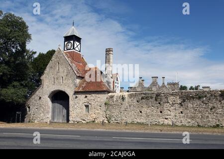 Eingangstor Haus zum Palace House, einem stattlichen viktorianischen Herrenhaus in Beaulieu, New Forest, Hampshire, England, Großbritannien, August 2020 Stockfoto