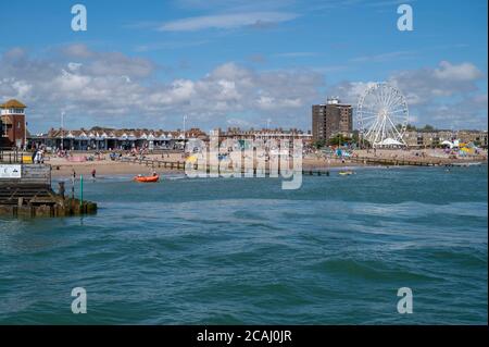 Blick auf Littlehampton Strand an einem warmen und sonnigen Augusttag mit Touristen genießen den Sommer. Stockfoto