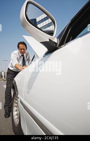 Fahrer Befestigung Motorabbruch Des Weißen Autos Mit Offener Haube Stockfoto