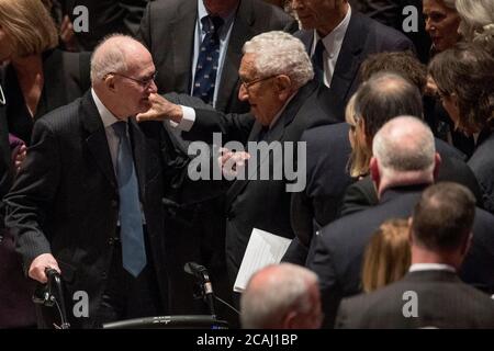 In dieser Datei Foto, ehemaliger nationaler Sicherheitsberater für Präsident George H.W. Bush Brent Scowcroft, links, und ehemaliger Staatssekretär Henry Kissinger, Mitte, sprechen zusammen nach dem Staatsbegräbnis für den ehemaligen Präsidenten George H.W. Bush in der National Cathedral, Mittwoch, 5. Dezember 2018, in Washington. Quelle: Andrew Harnik / Pool via CNP / MediaPunch Stockfoto