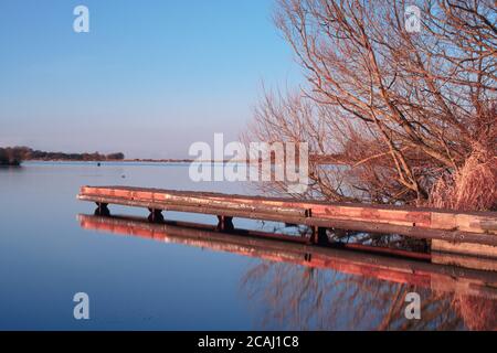 Pier am Lough Neagh an einem Herbsttag Stockfoto