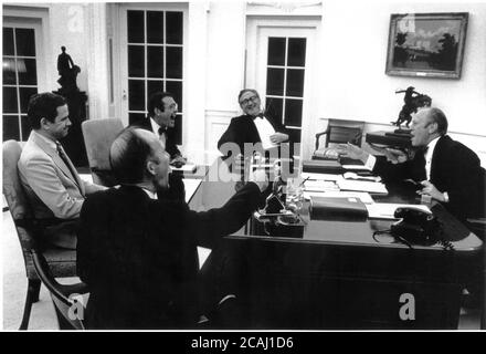 In diesem Aktenfoto genießt US-Präsident Gerald R. Ford (rechts) am 14. Mai 1975 einen Lichtmoment mit seinem leitenden Personal im Oval Office im Weißen Haus. (Von links nach rechts) nationaler Sicherheitsberater Robert (Bud) McFarlane; nationaler Sicherheitsberater Brent Scowcroft; Stabschef des Weißen Hauses Donald Rumsfeld; und US-Außenminister Henry Kissinger.Mandatory Credit: David Hume Kennerly / White House via CNP / MediaPunch Stockfoto