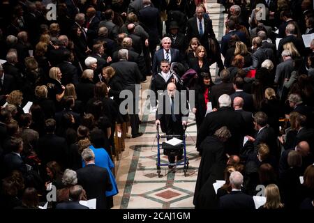 In diesem Aktenfoto geht der ehemalige nationale Sicherheitsberater Brent Scowcroft hinter der Schatulle des ehemaligen Präsidenten George Herbert Walker Bush nach einer Gedenkfeier in der National Cathedral in Washington am Mittwoch, den 12. Dezember, die mittlere Insel hinunter. 5, 2018. Kredit: Doug Mills / Pool über CNP / MediaPunch Stockfoto