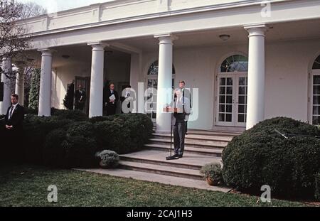 In dieser Datei Foto, US-Präsident George H.W. Bush liest am 22. Februar 1991 im Rosengarten des Weißen Hauses in Washington, D.C. eine Erklärung, die das vorgeschlagene sowjetische Friedensabkommen zur Beendigung des Golfkrieges mit dem Irak ablehnt. Auf dem Foto sind auch die Pressesprecherin des Weißen Hauses Marlin Fitzwater, der Nationale Sicherheitsberater Brent Scowcroft, der Stabschef des Weißen Hauses John Sununu und der US-Vizepräsident Dan Quayle zu sehen.Quelle: Howard L. Sachs / CNP / MediaPunch Stockfoto