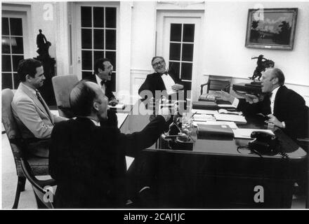 In diesem Aktenfoto genießt US-Präsident Gerald R. Ford (rechts) am 14. Mai 1975 einen Lichtmoment mit seinem leitenden Personal im Oval Office im Weißen Haus. (Von links nach rechts) nationaler Sicherheitsberater Robert (Bud) McFarlane; nationaler Sicherheitsberater Brent Scowcroft; Stabschef des Weißen Hauses Donald Rumsfeld und US-Außenminister Henry Kissinger. Weltweite Nutzung Stockfoto
