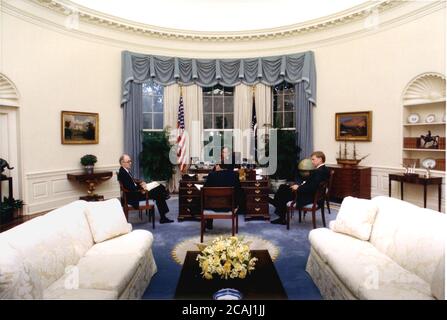 In dieser Datei Foto, Washington, DC - 9. August 1990 -- US-Präsident George W. Bush trifft sich mit nationalen Sicherheitsberatern im Oval Office im Weißen Haus in Washington, DC am 9. August 1990, um die Situation im Persischen Golf und im Nahen Osten zu diskutieren. Der nationale Sicherheitsberater Brent Scowcroft ist ganz links, Präsident Bush ist in der Mitte gegenüber der Kamera, Vizepräsident Dan Quayle ist ganz rechts, und der Stabschef des Weißen Hauses, John Sununu, ist in der Mitte mit dem Rücken zur Kamera. Kredit: Weißes Haus über CNP - Gebrauch weltweit Stockfoto