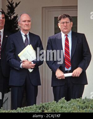 In diesem Foto sehen der Nationale Sicherheitsberater Brent Scowcroft und der Stabschef des Weißen Hauses John Sununu als US-Präsident George H.W. an Bush (nicht abgebildet) liest eine Erklärung, die das vorgeschlagene sowjetische Friedensabkommen zur Beendigung des Golfkrieges mit dem Irak im Rosengarten des Weißen Hauses in Washington, D.C. am 22. Februar 1991 ablehnt.Quelle: Howard L. Sachs / CNP / MediaPunch Stockfoto