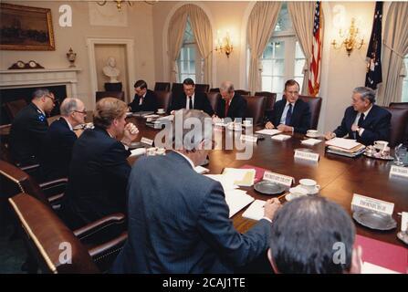 In dieser Datei Foto, US-Präsident George H.W. Bush trifft sich mit dem Nationalen Sicherheitsrat bezüglich der Invasion des Irak in Kuwait. Teilnehmer sind: Henson Moore, stellvertretender Minister für Energie; William Webster, Direktor der Central Intelligence Agency (CIA); US-Außenminister James A. Baker, III; Donald Atwood, stellvertretender Verteidigungsminister; Richard Darman, Direktor, Büro für Management und Haushalt (OMB); Stabschef des Weißen Hauses John Sununu (nicht abgebildet); Michael Boskin, Vorsitzender, Council of Economic Advisors (nicht abgebildet); US-Generalstaatsanwalt Richard Thornburgh; US-Sekr Stockfoto