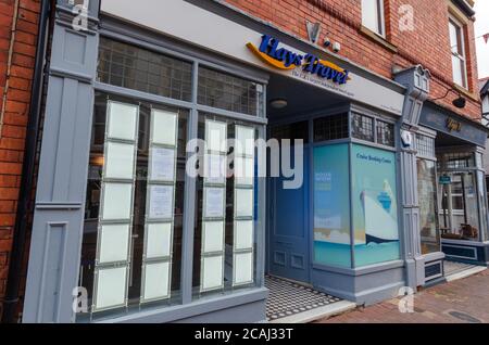 Prestatyn, Großbritannien: 06. Jul 2020: Ein Hays Travel Shop ist wegen der Coronavirus-Pandemie vorübergehend geschlossen. Die Fensteranzeige ist leer. Stockfoto