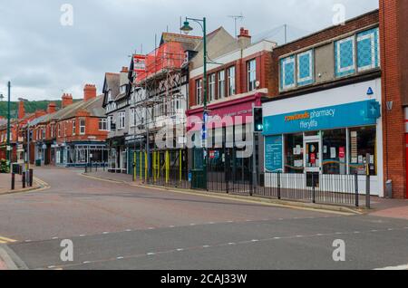 Prestatyn, Großbritannien: 06. Jul 2020: Ein allgemeiner Blick auf die High Street am frühen Abend. Ein Rowlands Chemiker und ein Home-Schnäppchen-Geschäft sind sichtbar. Stockfoto