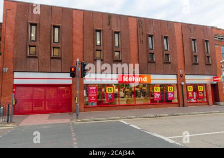 Prestatyn, Großbritannien: 06. Jul 2020: Ein allgemeiner Blick auf die High Street am frühen Abend. Ein Island Tiefkühlladen ist sichtbar. Stockfoto