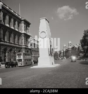 1950, historisch, Nachkriegs-England und ein Blick entlang einer ruhigen Whitehall, Westminster, zeigt einen London Routemaster Bus, London Taxi und die Centopah, ein Kriegsdenkmal, das ursprünglich und vorübergehend für eine Friedensparade nach dem Ende des Ersten Weltkriegs errichtet wurde. 1920 wurde es durch eine ständige Struktur ersetzt und zum offiziellen nationalen Kriegsdenkmal Großbritanniens ernannt. Es wurde von Edwin Lutyens entworfen und aus Portland-Stein gebaut, der das frühere Lutyen-Holz-und-Gips-Kenotaph an der gleichen Stelle ersetzt. Jedes Jahr findet am Gedenktag ein jährlicher Gedenkgottesdienst statt. Stockfoto