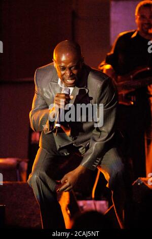 Austin, Texas USA, März 2006: R&B Crooner KEM singt seine neuesten Hits für ein begeistertes Publikum bei einer ausverkauften Show. ©Bob Daemmrich Stockfoto