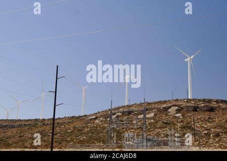 McCamey, Texas, USA, März 2006: Windparks besetzen die Mesas um McCamey, einschließlich dieser auf der Howard Ranch im Upton County, die früher von Ölquellen besetzt war. Die neue Stromerzeugungsindustrie ist eine willkommene Bereicherung der Wirtschaft Westtexas. ©Bob Daemmrich Stockfoto