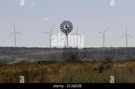 McCamey, Texas, USA, März 2006: Windparks besetzen die Mesas um McCamey, einschließlich dieser auf der Howard Ranch im Upton County, die früher von Ölquellen besetzt war. Die neue Stromerzeugungsindustrie ist eine willkommene Ergänzung der Wirtschaft des ländlichen Westtexas. ©Bob Daemmrich Stockfoto