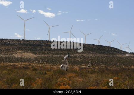 McCamey, Texas, USA, März 2006: Windparks besetzen die Mesas um McCamey, einschließlich dieser auf der Howard Ranch im Upton County, die früher von Ölquellen besetzt war. Die neue Stromerzeugungsindustrie ist eine willkommene Bereicherung der Wirtschaft Westtexas. ©Bob Daemmrich Stockfoto