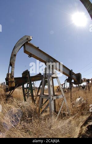 McCamey, Texas, USA, März 2006: Rostende Rümpfe von Ölbrunnenpumpen befinden sich am U.S. Highway 67 im Upton County, wo Windparks Ölbrunnen als neue Wirtschaft Westtexas ersetzen. ©Bob Daemmrich Stockfoto