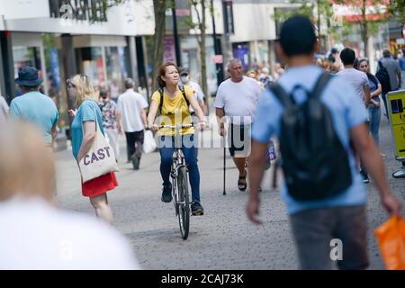 Shopper auf den Straßen von Doncaster in South Yorkshire während Die COVID-19-Pandemie von 2020 Stockfoto