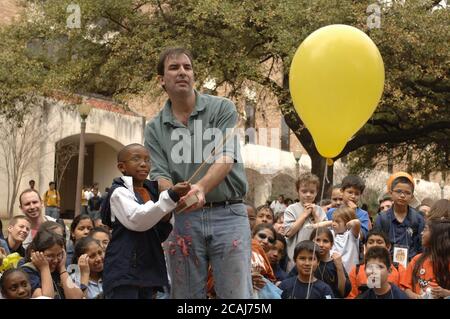 Austin, Texas USA, 4. März 2006: Kinder sehen einen Chemistry Circus, der von Professor Dr. David Laude im Rahmen eines Open House „Explore UT“ an der University of Texas at Austin veranstaltet wurde. Der Student macht sich bereit, einen Helium-gefüllten Ballon für eine laute Explosion im Chemistry Circus zu werfen. ©Bob Daemmrich Stockfoto