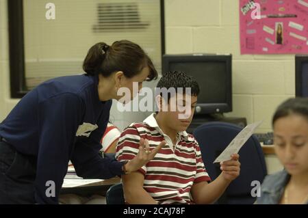 Brownsville, Texas, USA, Januar 2006: Lehrer spricht mit männlichen hispanischen Schülern im Familienunterricht. ©Bob Daemmrich Stockfoto