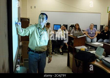 Brownsville, Texas, USA, Januar 2006: Lehrer mit Projektionsgeräten im Klassenzimmer. ©Bob Daemmrich Stockfoto