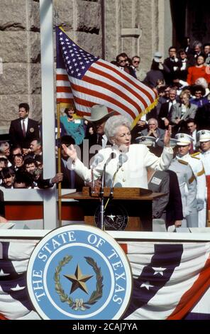 Austin Texas USA, 15. Januar 1991: Texas Gouverneur Ann Richards hält ihre Antrittsrede während ihrer Vereidigung auf der Südtreppe des Kapitols. ©Bob Daemmrich Stockfoto