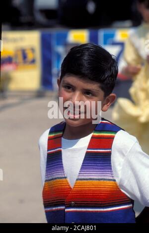 Junger hispanischer Junge in Kostümen, der im traditionellen mexikanischen Tanz bei der Cinco de Mayo-Feier in San Antonio, Texas, auftritt. ©Bob Daemmrich Stockfoto