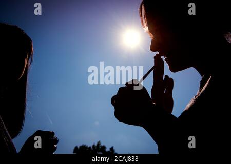 Rauchen einer handgerollten Zigarette Stockfoto