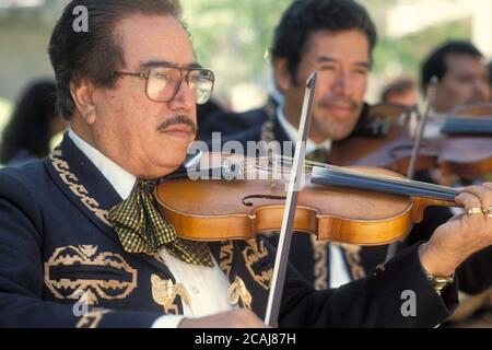 Mitglieder einer Mariachi-Band feiern Diez Y Seis, während sie traditionelle Lieder auf dem Riverwalk in San Antonio, Texas, spielen. ©Bob Daemmrich Stockfoto