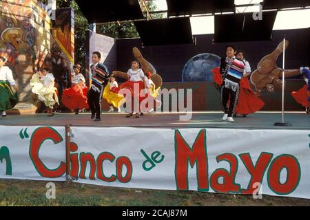 Kostümierte junge hispanische Jungen und Mädchen tanzen auf der Bühne während der Cinco de Mayo-Feier in Austin, Texas. ©Bob Daemmrich Stockfoto