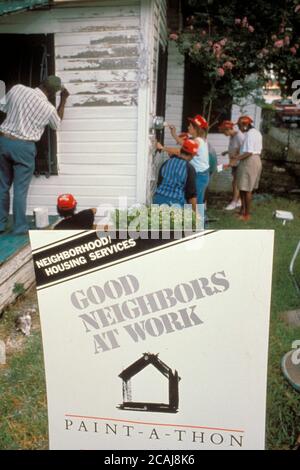 San Antonio Texas USA: Freiwillige malen während eines von der Stadt gesponserten „Paint-a-thon“ die Außenseite eines Wohnhauses mit niedrigem Einkommen. ©Bob Daemmrich Stockfoto
