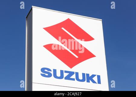 Macon, Frankreich - 15. März 2020: Suzuki-Logo auf einer Tafel. Suzuki ist ein japanischer multinationaler Konzern, der sich auf die Herstellung von Automobilen spezialisiert hat Stockfoto