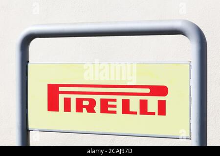 Creches, Frankreich - 15. März 2020: Pirelli-Logo auf einer Tafel. Pirelli ist ein multinationales Unternehmen mit Sitz in Mailand, Italien Stockfoto