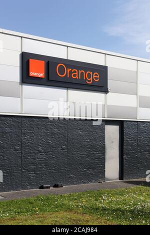 Creches, Frankreich - 15. März 2020: Orange Gebäude und Laden in Frankreich. Orange, ehemals France Telecom, ist ein französisches multinationales Telekommunikationsunternehmen Stockfoto