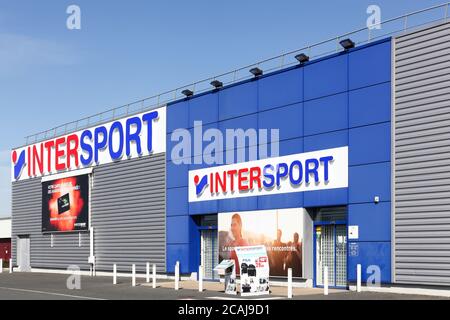 Creches, Frankreich - 15. März 2020: INTERSPORT Store. Die Intersport Group ist ein internationaler Sportartikeleinzelhändler Stockfoto