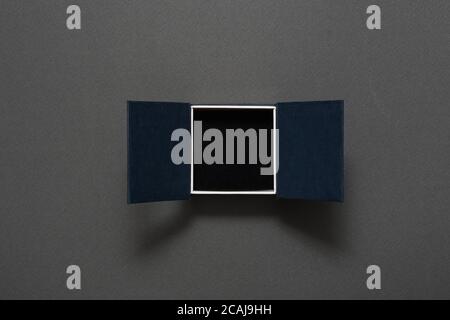 Leere schwarze Schmuckkästchen öffnen. Anwesend. Schwarzer Hintergrund Stockfoto