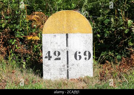 Markierung mit Abteilungsgrenze zwischen Rhone (69) und Loire (42) In Frankreich Stockfoto