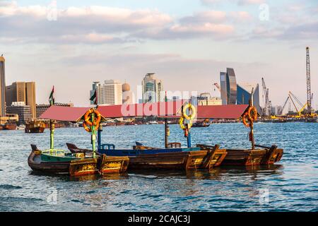 Alte traditionelle Boote auf dem Bay Creek in Dubai, VAE Stockfoto