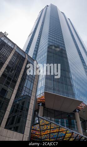 Von der Straße aus betrachtet, ist der gläserne Wolkenkratzer bei 22 Bishopsgate, damals (Juli 2020) das höchste Gebäude in der City of London. Stockfoto