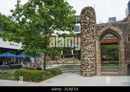 Neben der Ruine des Tower of St. Elsyng Spital, essen die Menschen im Barbie GREEN Aussie Café / Restaurant, London Wall, Barbican, London Stockfoto