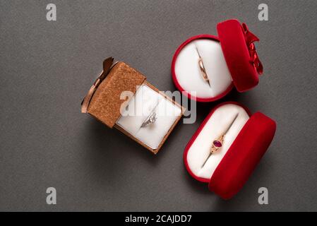 Drei Schmuckkästchen mit Schmuck auf schwarzem Hintergrund. Draufsicht Stockfoto